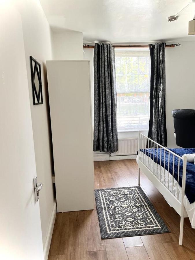 Shadwell Holiday Rooms ลอนดอน ภายนอก รูปภาพ